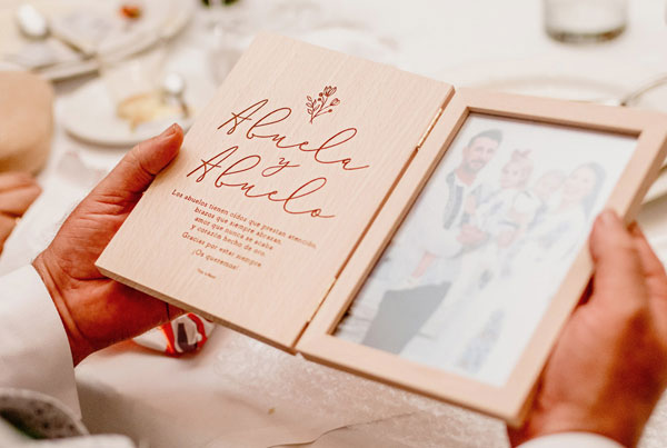 Marco de fotos personalizado como regalo a los abuelos el d&iacute;a de la boda